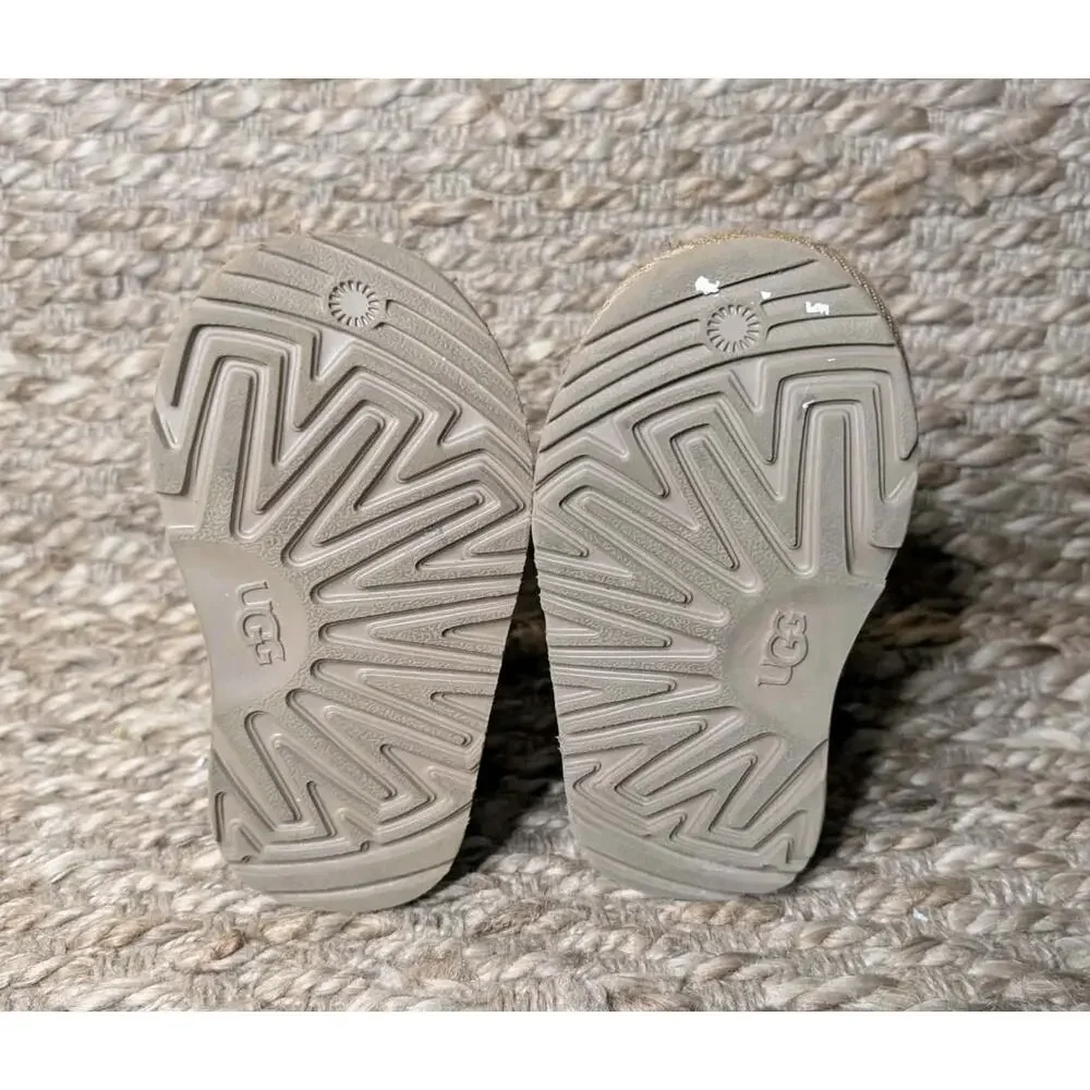 UGG Toddler Girl Boots T Mini Bailey Bow II Size 6 Tan Boots Casual Comfort